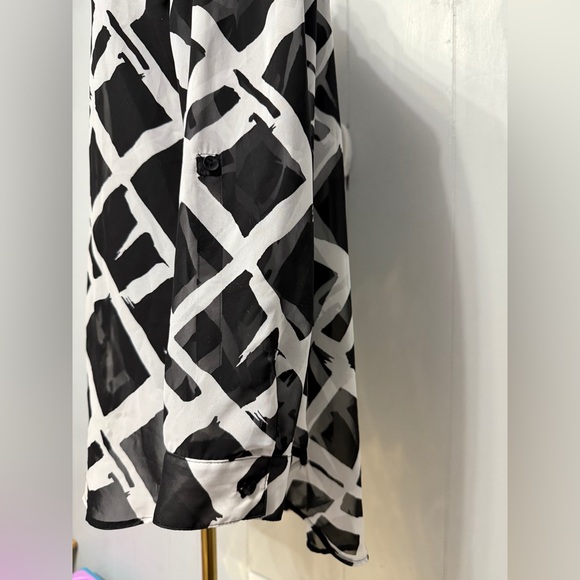 #5) Chico's Monochrome Abstract Button Down Shirt with Roll Up Sleeve - Picture 5 of 9